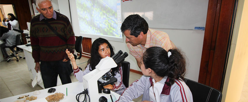 Alumnos de la localidad de El Tránsito visitaron laboratorios de Biología