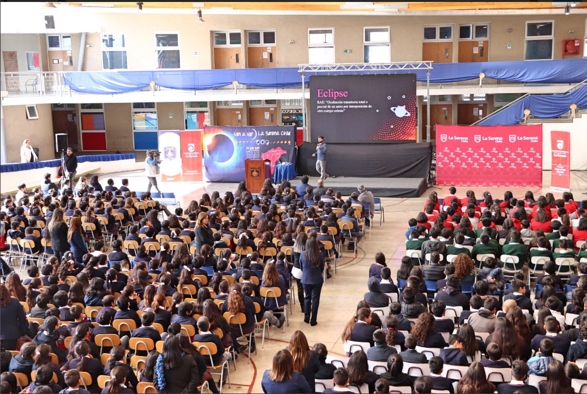 #Eclipse2019: Astrónomo ULS da masiva charla en colegio