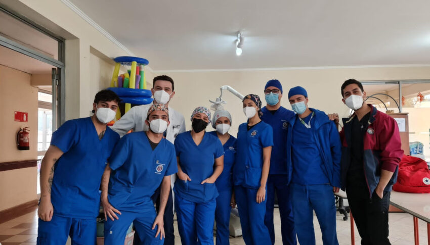 Estudiantes de la carrera de Odontología ULS realizan intervención en establecimiento de Fundación Las Rosas