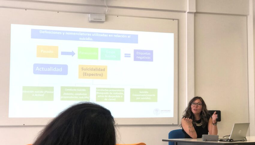 Monitores en salud mental enseñan a identificar las señales de alerta de suicidio que todos deberíamos conocer