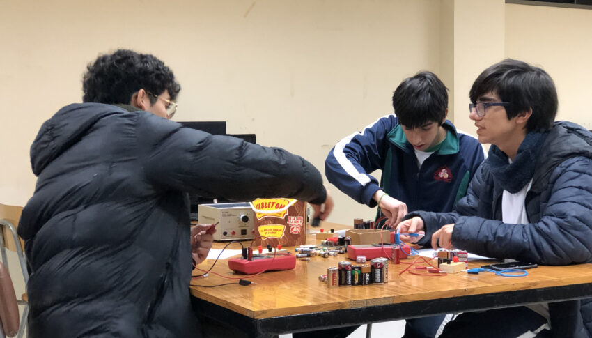 Laboratorios del proyecto OCRE enseñan sobre Lego robótica y experimentos de física