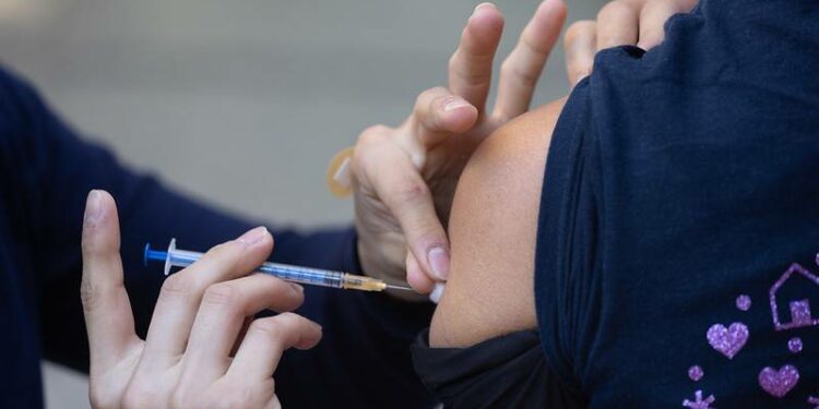 Académica explica por qué Chile refuerza su campaña de vacunación contra el sarampión